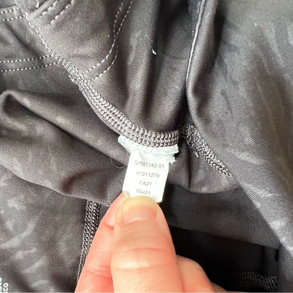 Athleta Ultimate Stash Pocket Embossed Capri High-Rise Leggings, Black, M - Picture 4 of 8